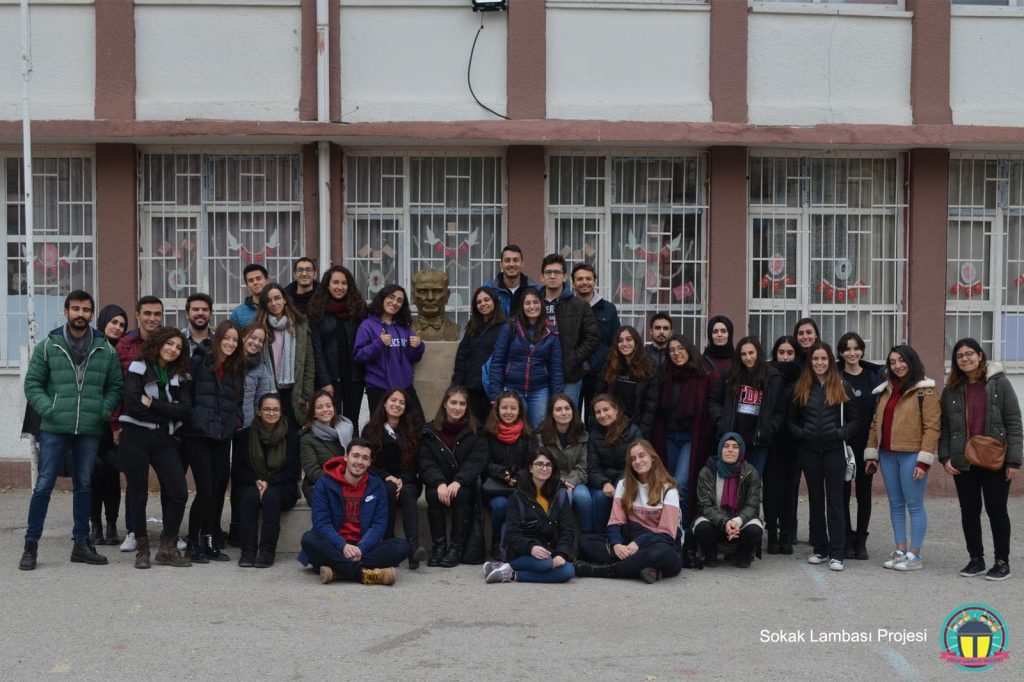 Karanlık Sokaklardaki Çocuklara Işık Olan Sokak Lambası Projesi 1 sokak lambası projesi