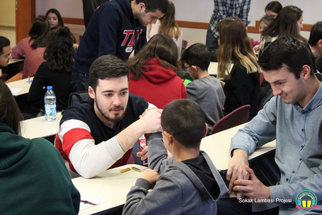 Karanlık Sokaklardaki Çocuklara Işık Olan Sokak Lambası Projesi 3 Karanlık Sokaklardaki Çocuklara Işık Olan Sokak Lambası Projesi 2